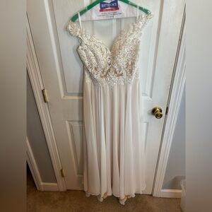 Chic Lace Bridal Gown in Cream